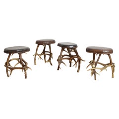 Ensemble de 4 bancs italiens en bois de cerf et cuir, début du 20e siècle