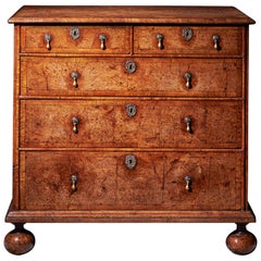 Importante cómoda de roble William & Mary Bur Pollard del siglo XVII