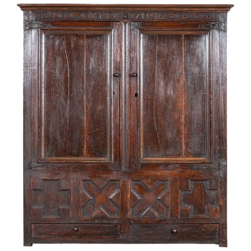 Grande armadio nuziale inglese del primo Settecento in Oak intagliato