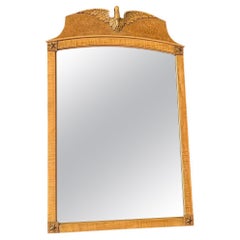 Antique miroir mural anglais de style Chippendale en érable avec crête Phoenix