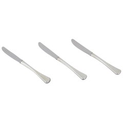 Horsens Silver. Tres cuchillos de almuerzo en plata 830 con hojas de acero inoxidable.