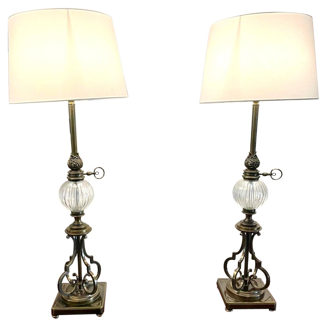 Ungewöhnliches hohes Paar hochwertiger Lampen aus Messing und Glas