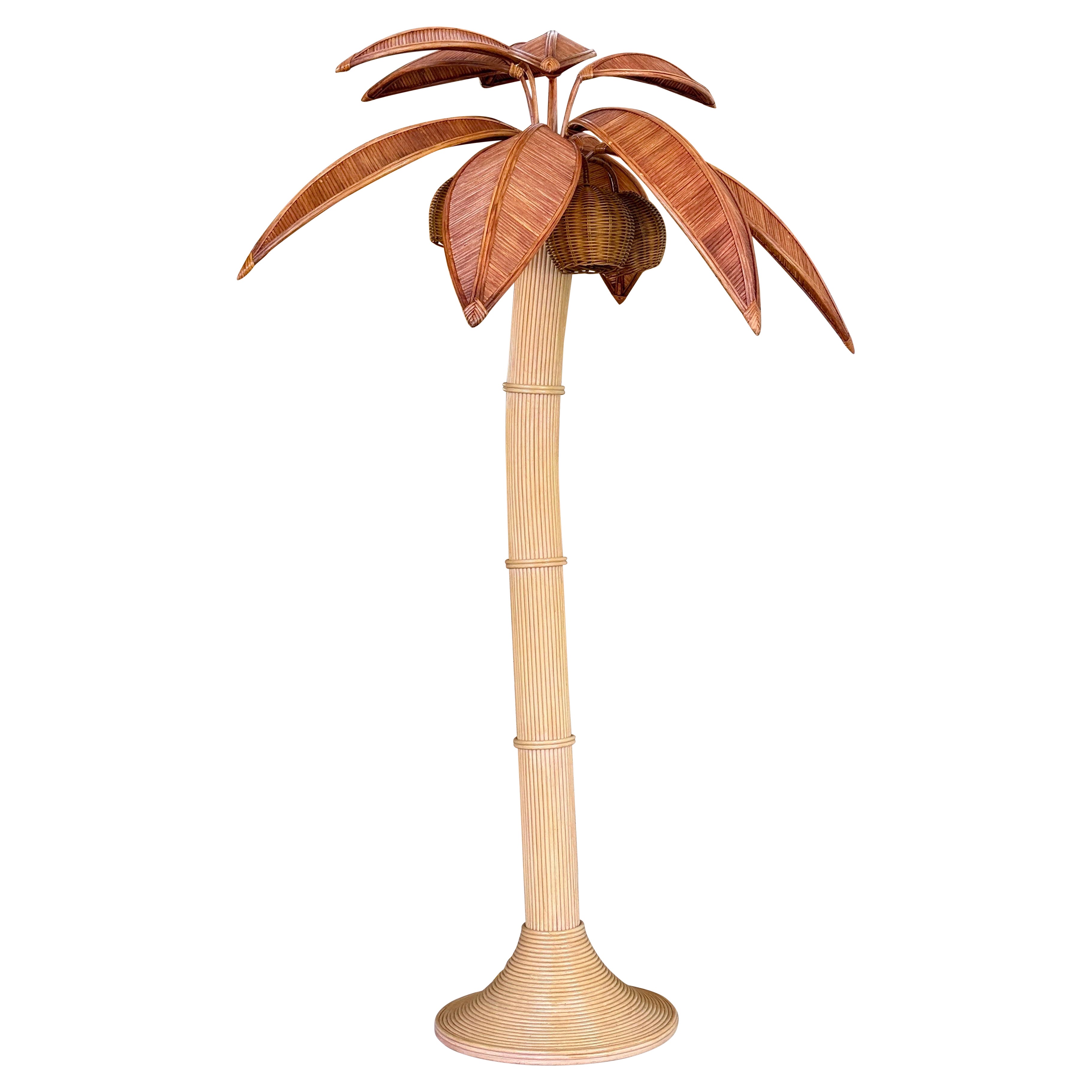 Lampada da terra in cocco con albero di palma Ratan, in stile Coastal Regency, della fine del XX secolo.