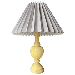 Lampe de bureau néoclassique en albâtre jaune de designer italien