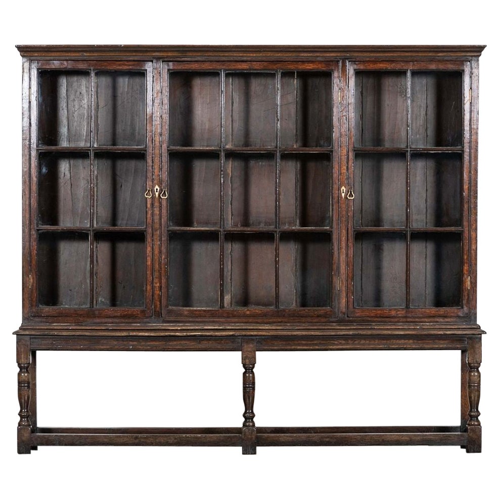 Grande bibliothèque anglaise émaillée de style Charles II en vente