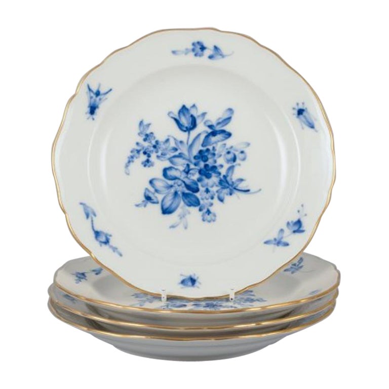 Meissen, Allemagne. Quatre assiettes anciennes en porcelaine bleue avec fleurs et insectes