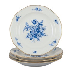 Meissen, Allemagne. Quatre assiettes anciennes en porcelaine bleue avec fleurs et insectes