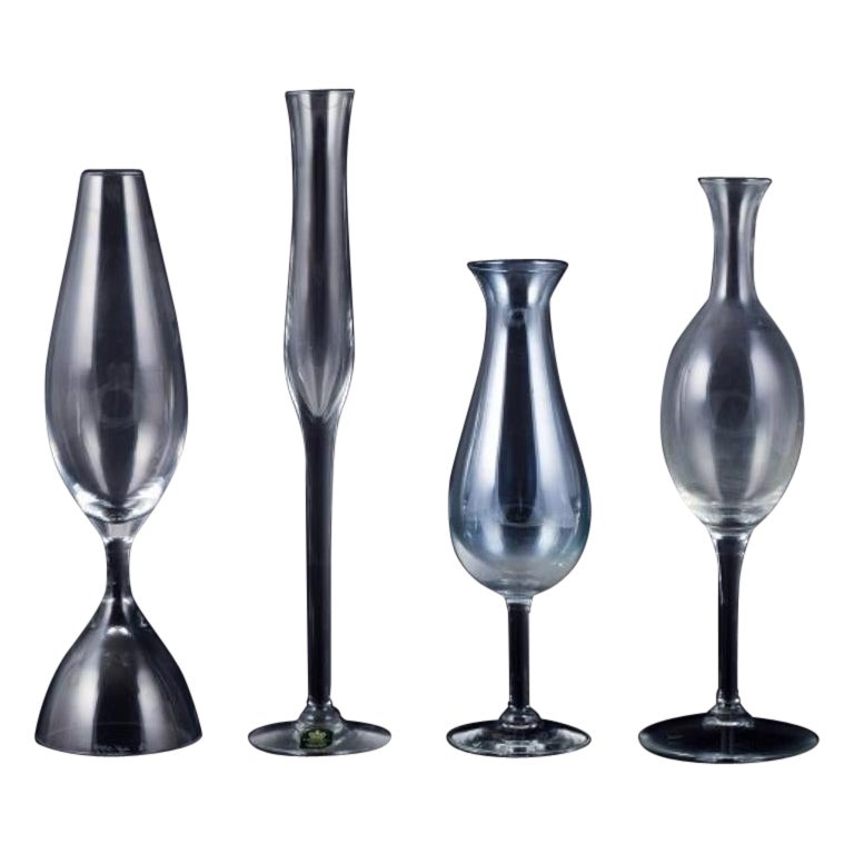 Kosta Boda et plusieurs autres verreries suédoises. Ensemble de quatre verres hauts