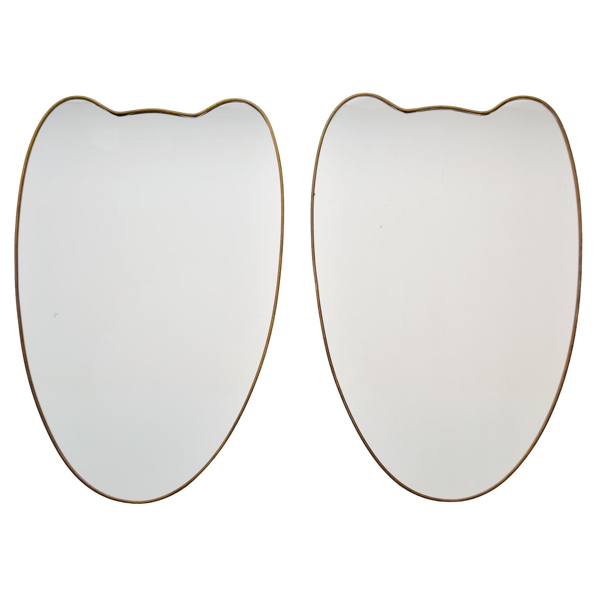 Coppia di specchi d'epoca in stile Gio Ponte con cornice in ottone a forma di scudo in vendita