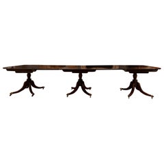 Ancienne table de salle à manger anglaise à trois piédestaux en acajou, vers 1890.