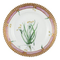 Royal Copenhagen Flora Danica. Piatto laterale in porcellana con fiori, anni '20