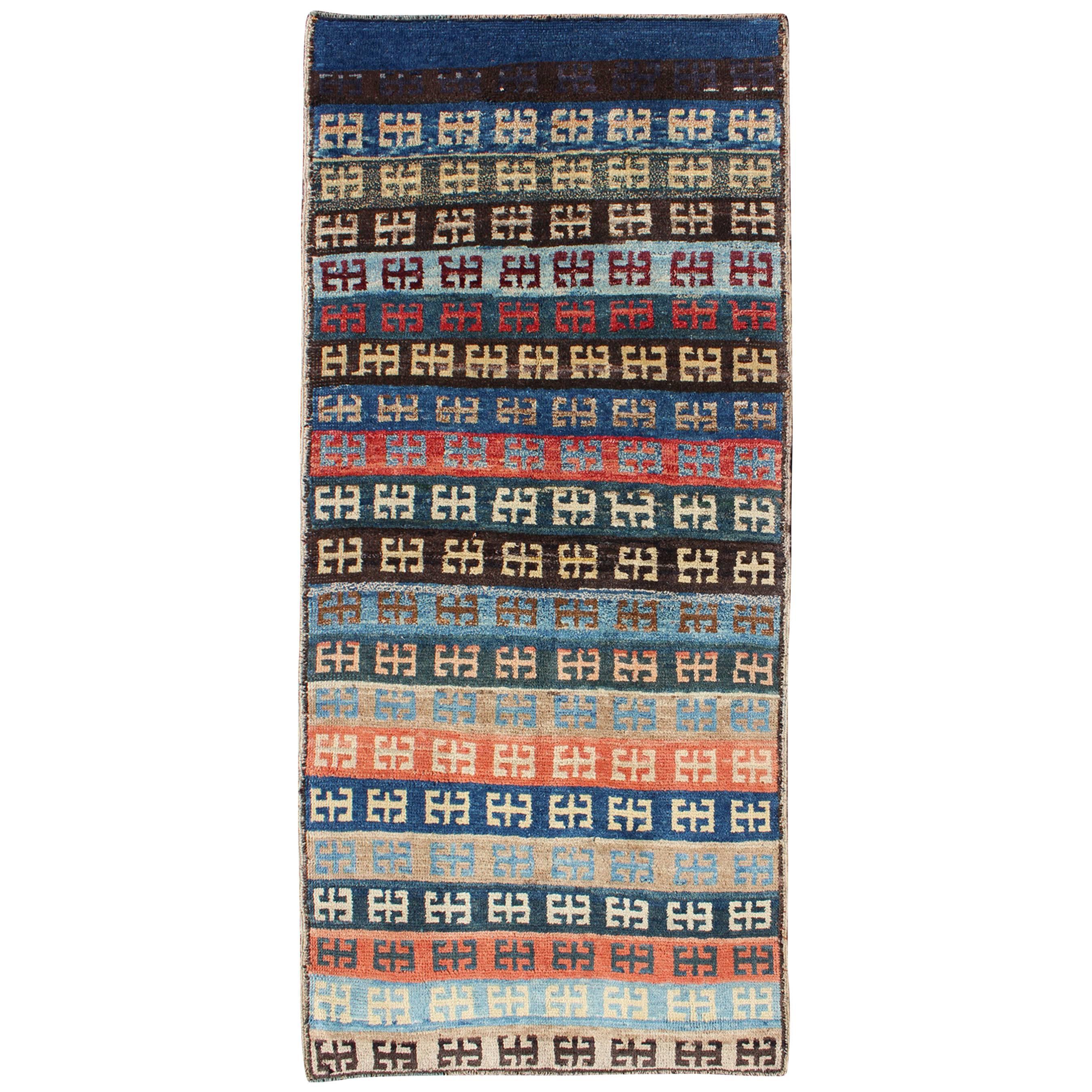 Türkischer Tulu Vintage-Teppich im Vintage-Stil mit modernem gestreiftem Stammesmuster 