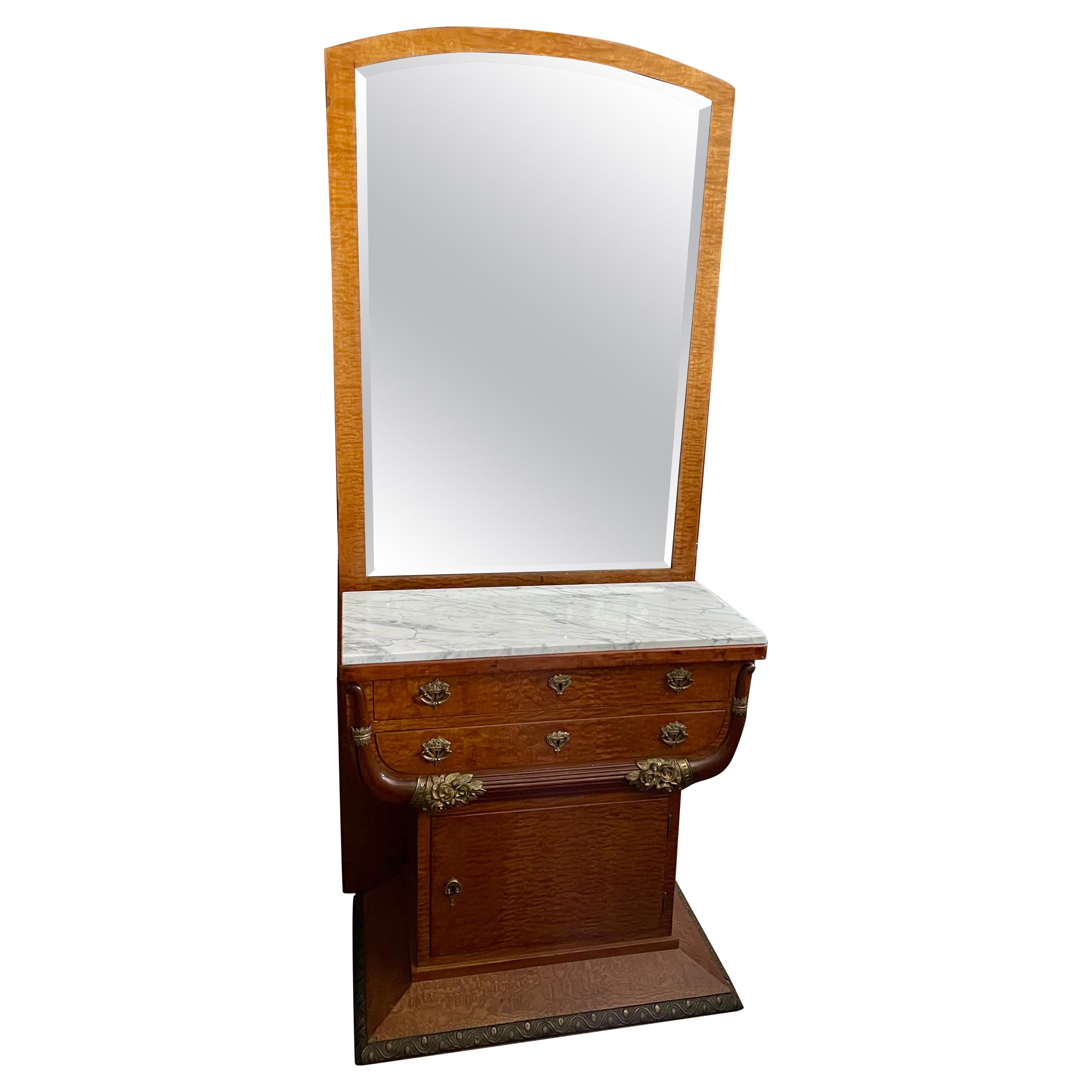 Stand Art Deco con piano in marmo impiallacciato e Ormolu con mobile e cassetti a specchio in vendita