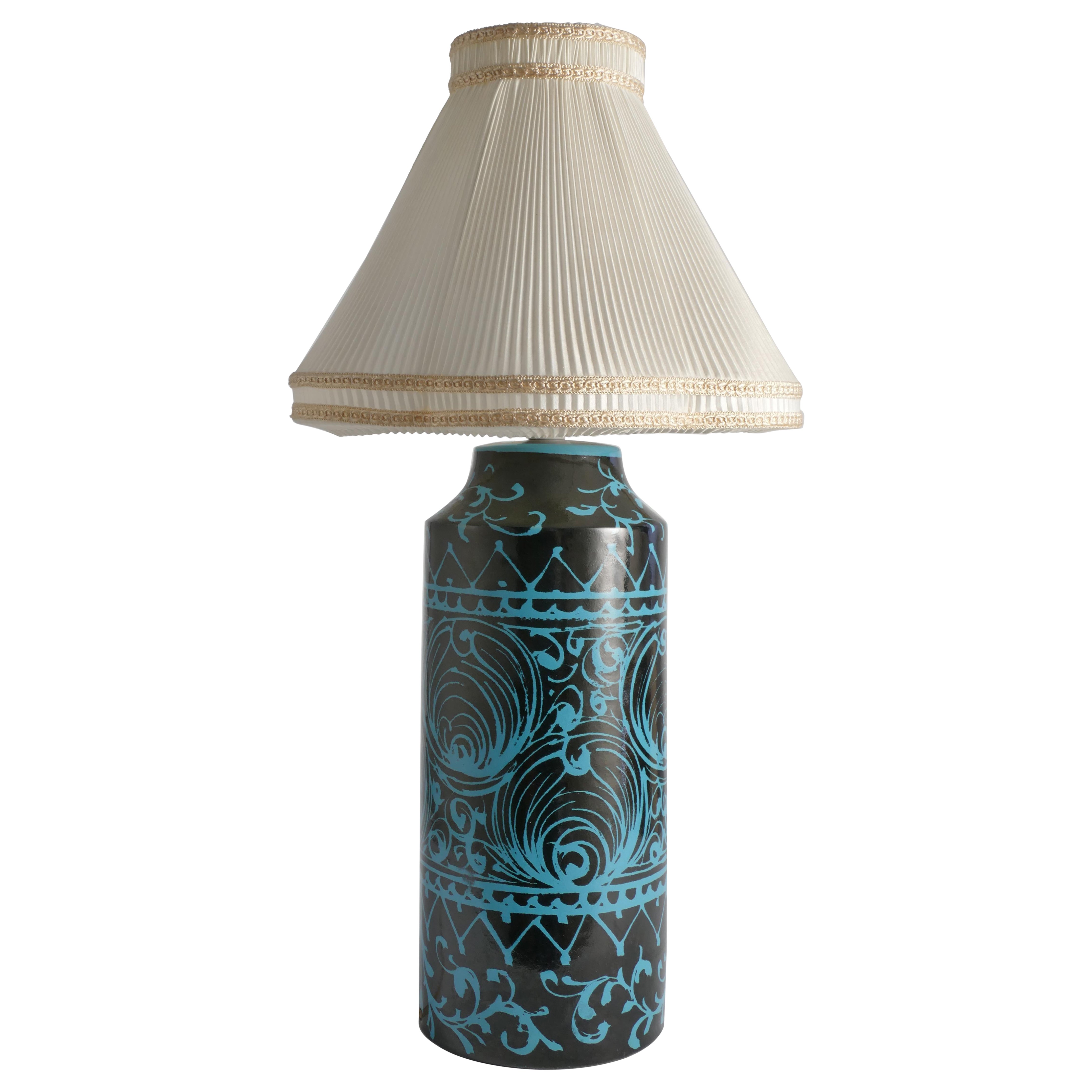 Lampada da tavolo italiana di metà secolo di Alvino Bagni - Smalto nero con accenti turchesi

Questa straordinaria lampada da tavolo italiana della metà del secolo scorso è stata disegnata da Alvino Bagni e misura ben 41 cm di altezza, compreso il