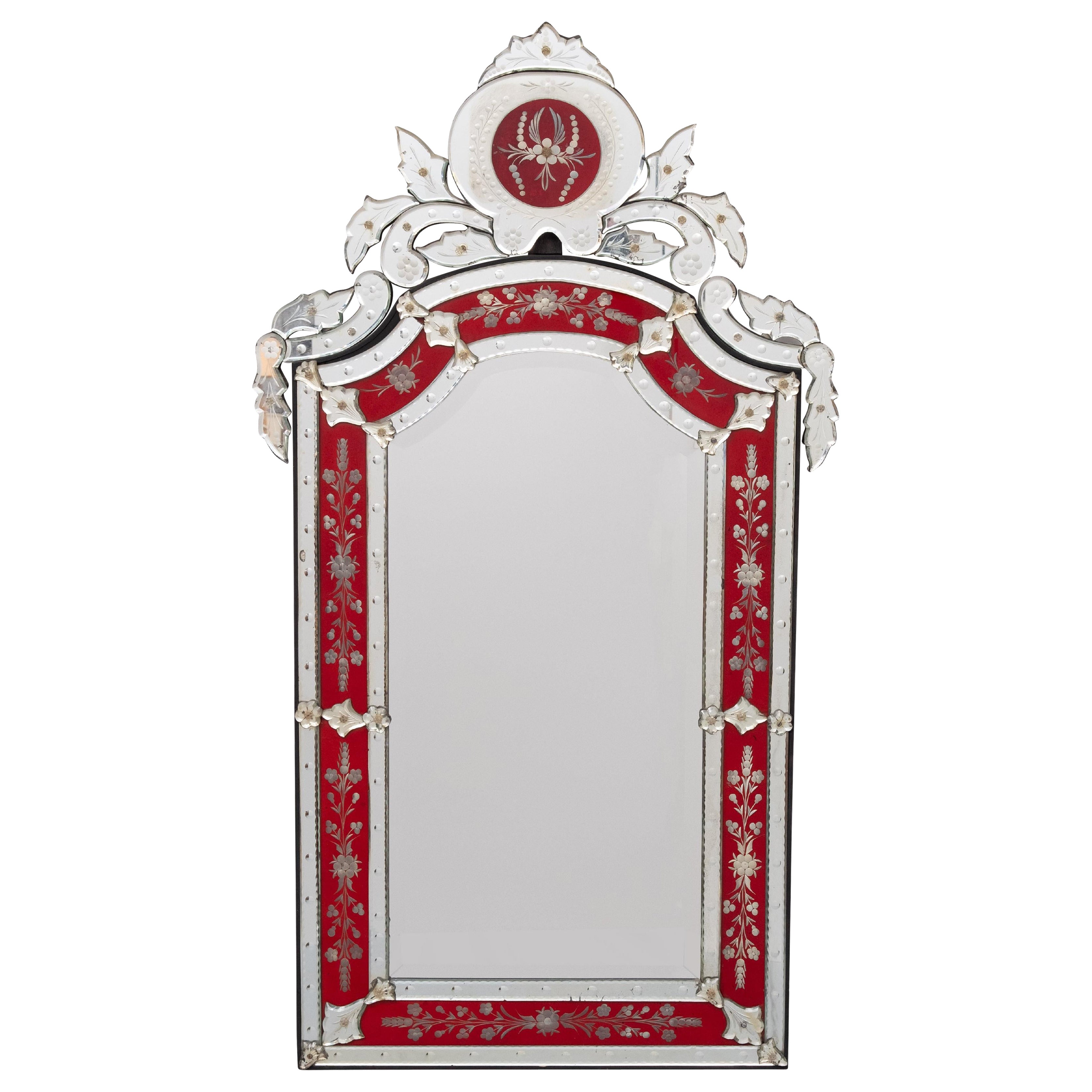 Grande specchio da parete inciso in vetro rosso veneziano d'epoca