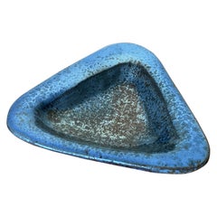Bol en poterie triangulaire biomorphique Nancy Wickham Boyd du milieu du siècle dernier