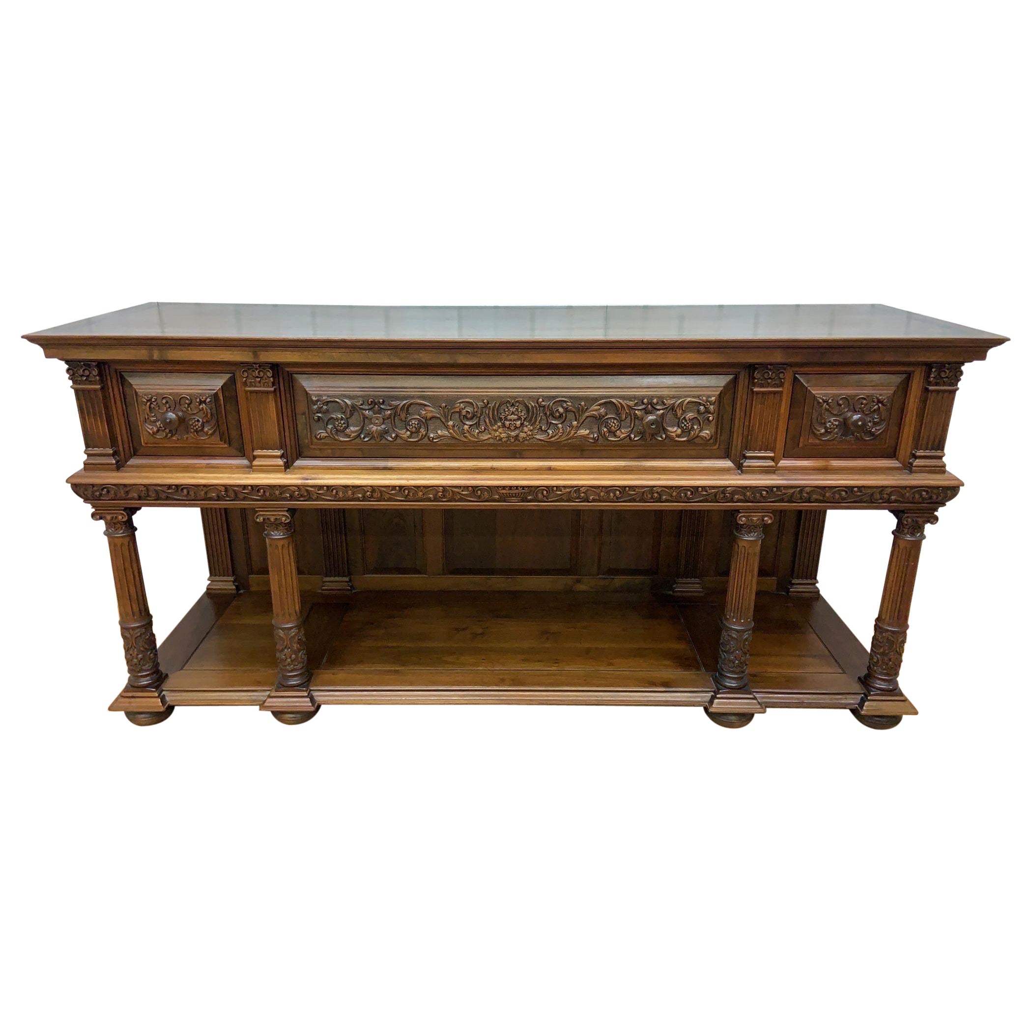 Antique French Jacobean Revival Renaissance Style Aparador de nogal tallado Buffet