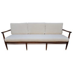 Divano con struttura in noce danese del Mid Century Modern di Ib Kofod-Larsen appena rivestito