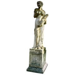 Grande statue de jardin usée par les intempéries, automne des 4 saisons