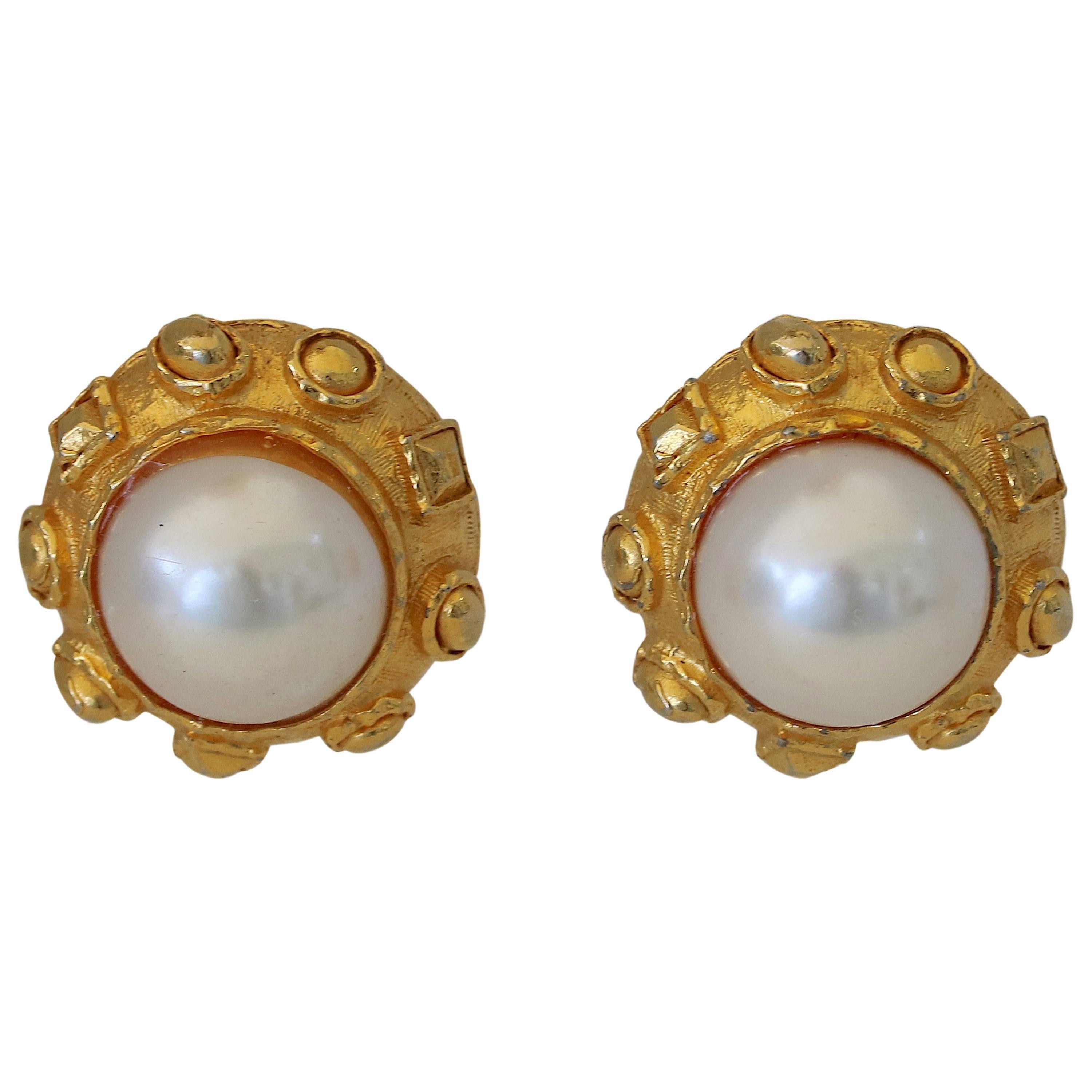 1980s Stunning Pearl Goldplate Earring in the Taste of Coco Chanel For Sale