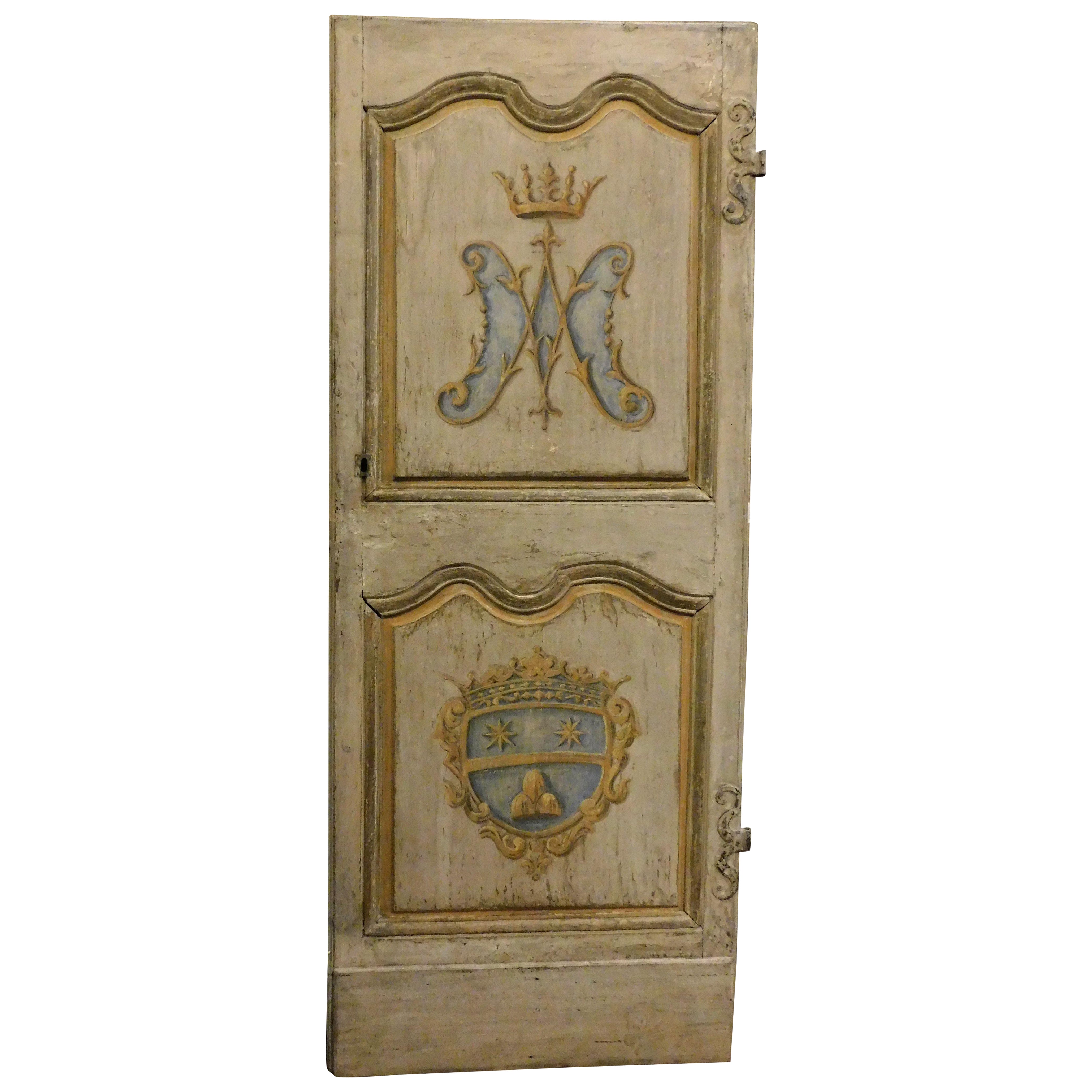 Puerta de una hoja de madera maciza lacada y pintada, Italia