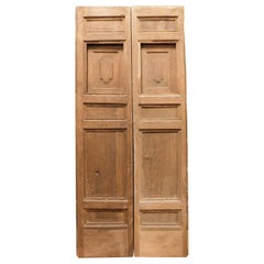Puerta de doble hoja en nogal con pequeñas ventanas practicables, Italia