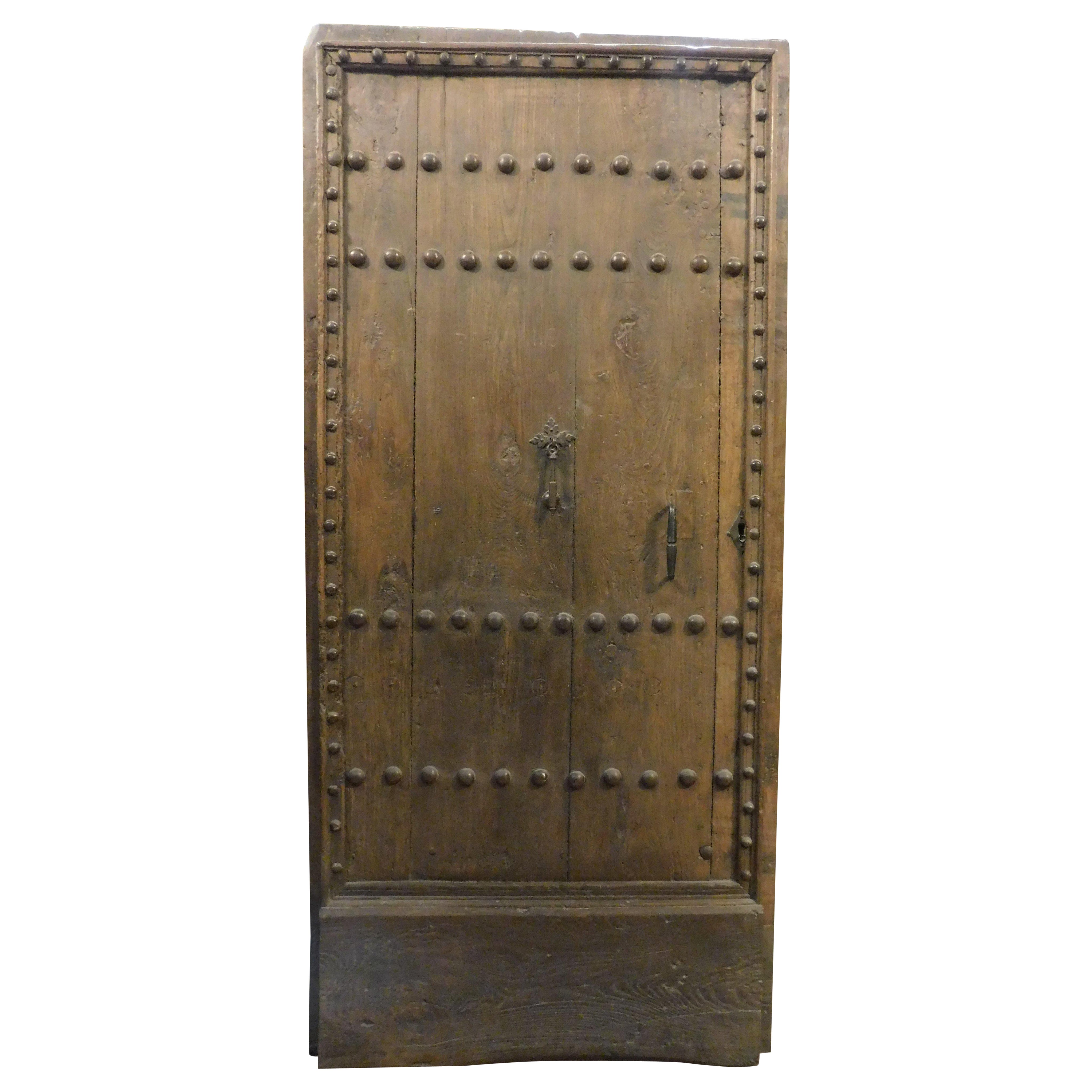 Puerta principal de entrada de una hoja clavada, de madera de castaño, Italia
