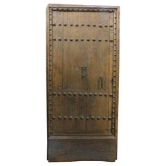 Puerta principal de entrada de una hoja clavada, de madera de castaño, Italia
