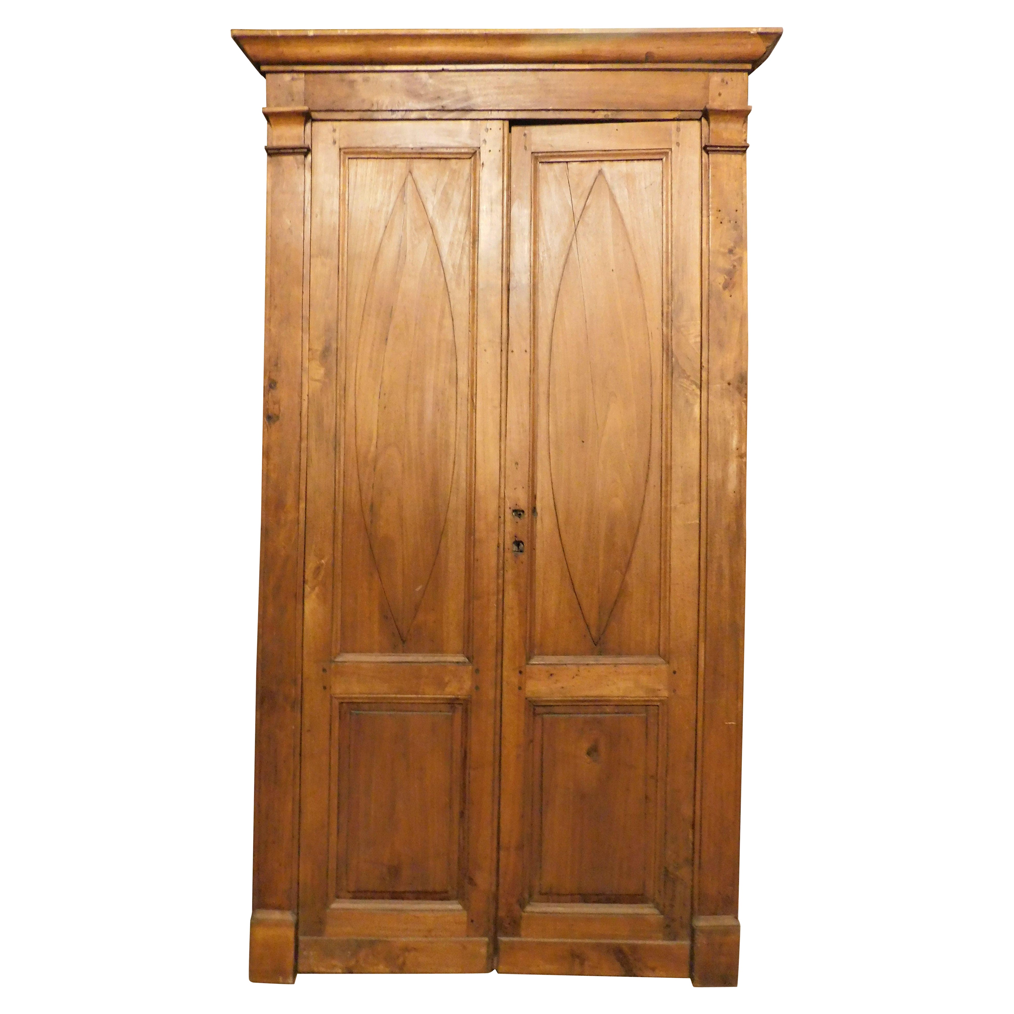 Puerta de dos hojas, de madera de álamo con paneles tallados y marco, Italia
