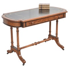 Mesa escritorio de nogal del siglo XIX