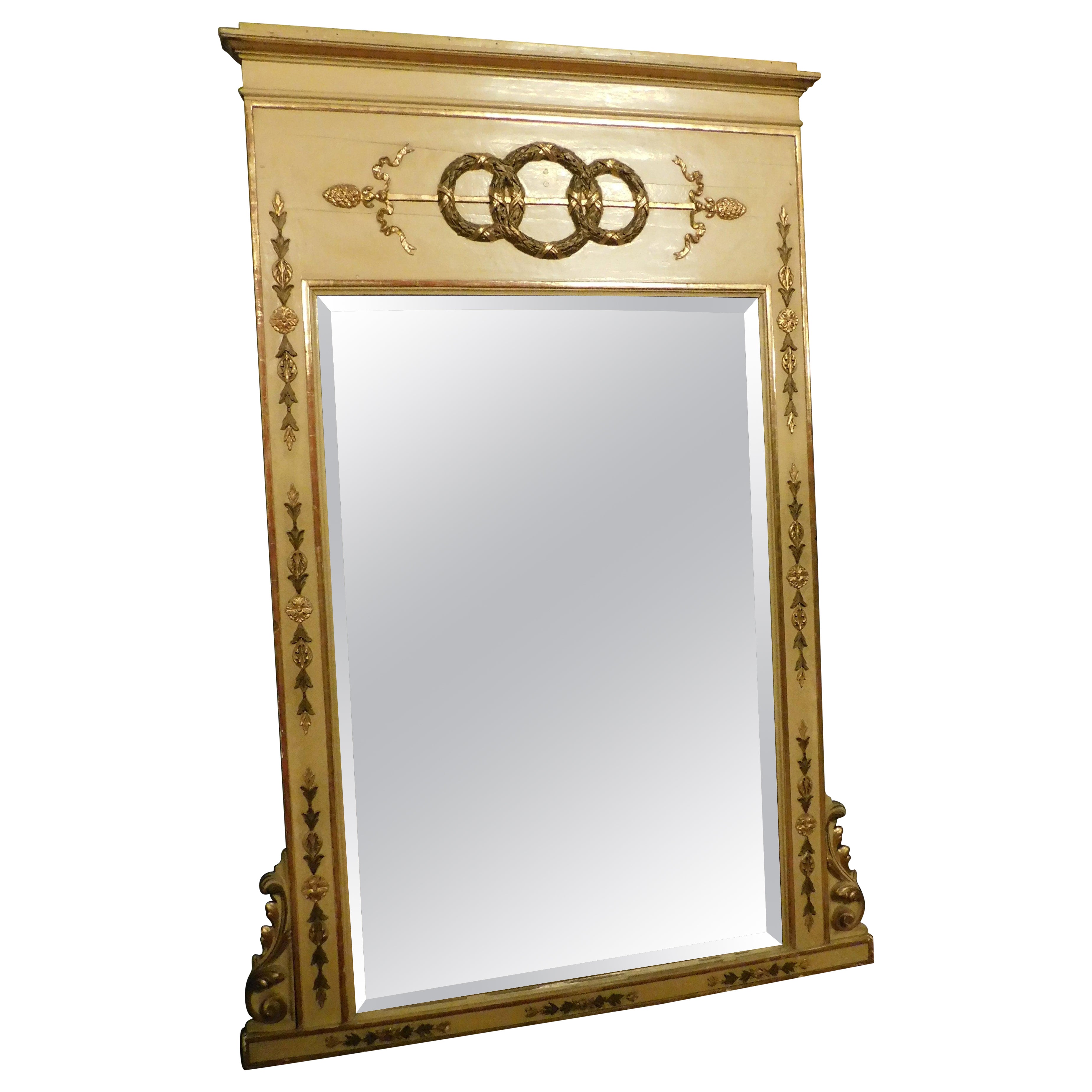 Specchio in legno laccato con sculture dorate, Italia