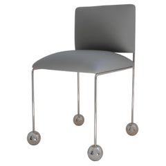 Silla Escultural Pie de Bola, Piel de Cactus Vegana, Gris