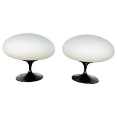Paire de lampes de table Laurel avec abat-jour en verre au lait et émail noir