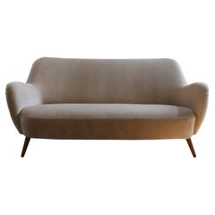Dänisches Sofa aus den 1950er Jahren, neu gepolstert mit Designer-Mohair-Stoff