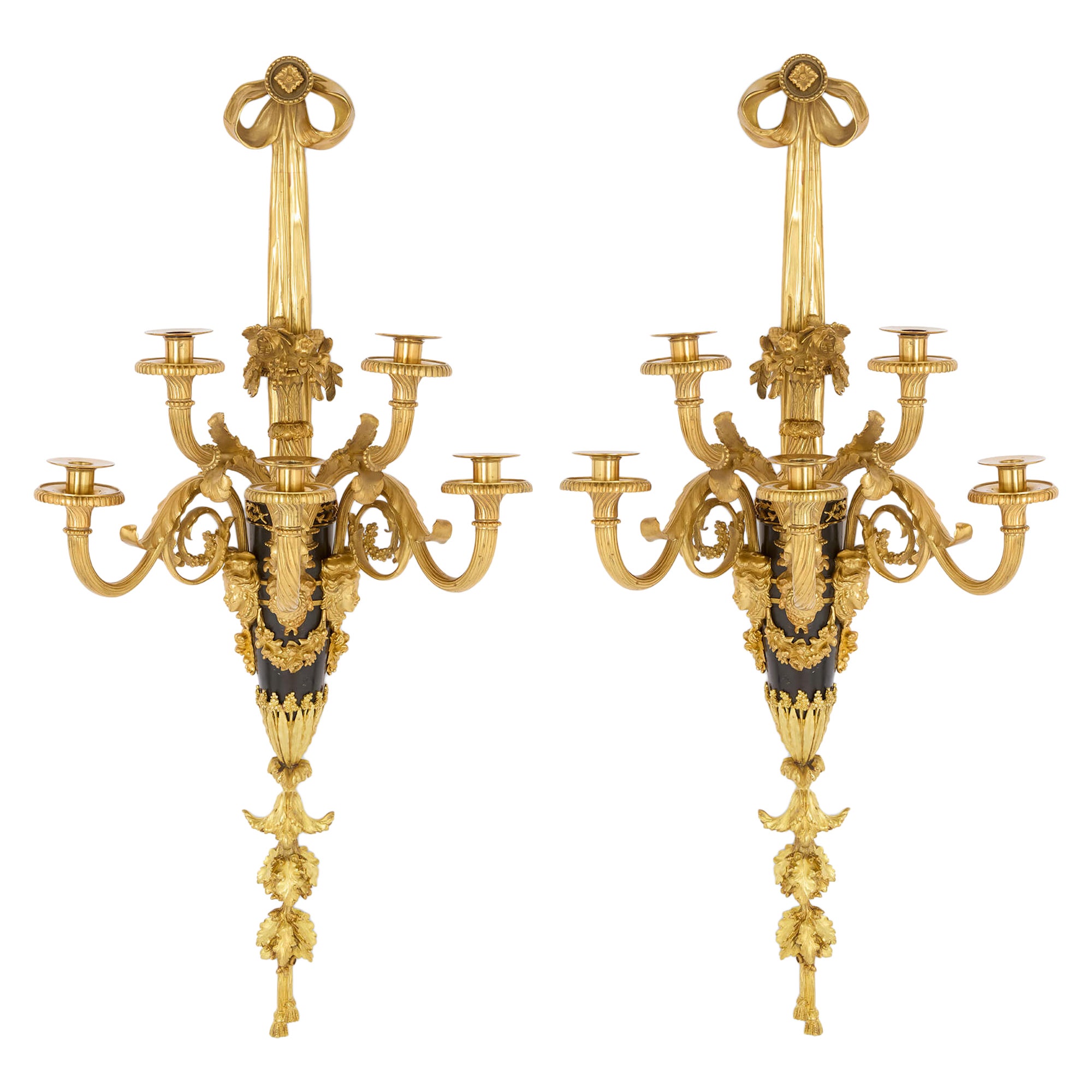 Paire de grandes lampes murales en bronze doré d'après François Rémond