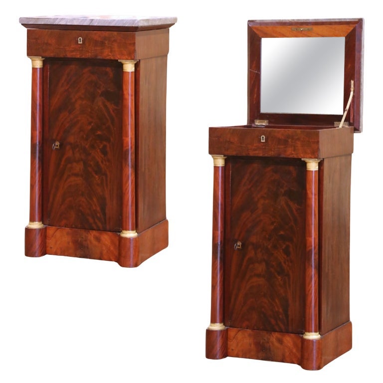 19. Jahrhundert Französisch Empire Marmor Top geschnitzt Nussbaum Vanity Cabinet mit Spiegel