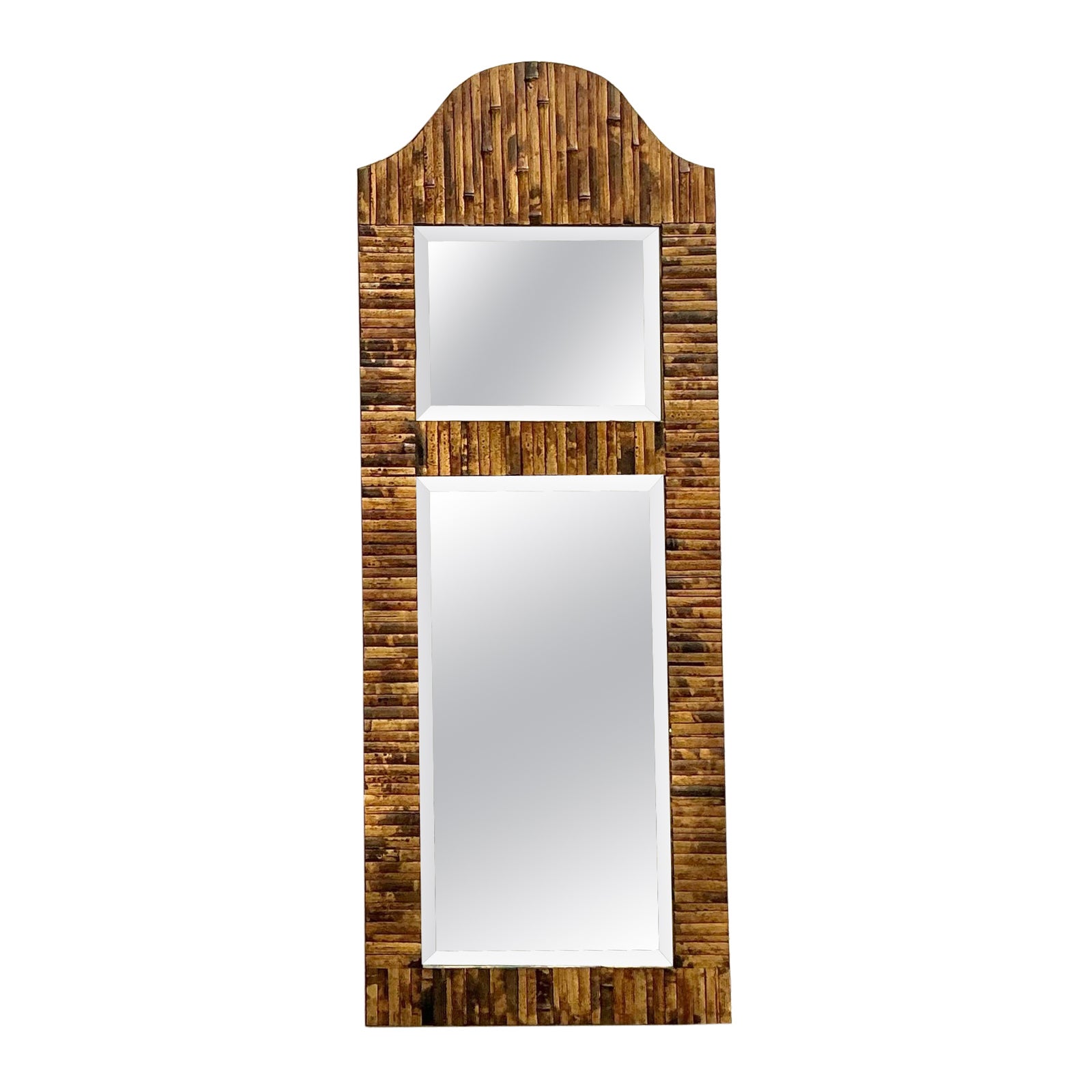 Vieux miroir côtier arqué en rotin fendu