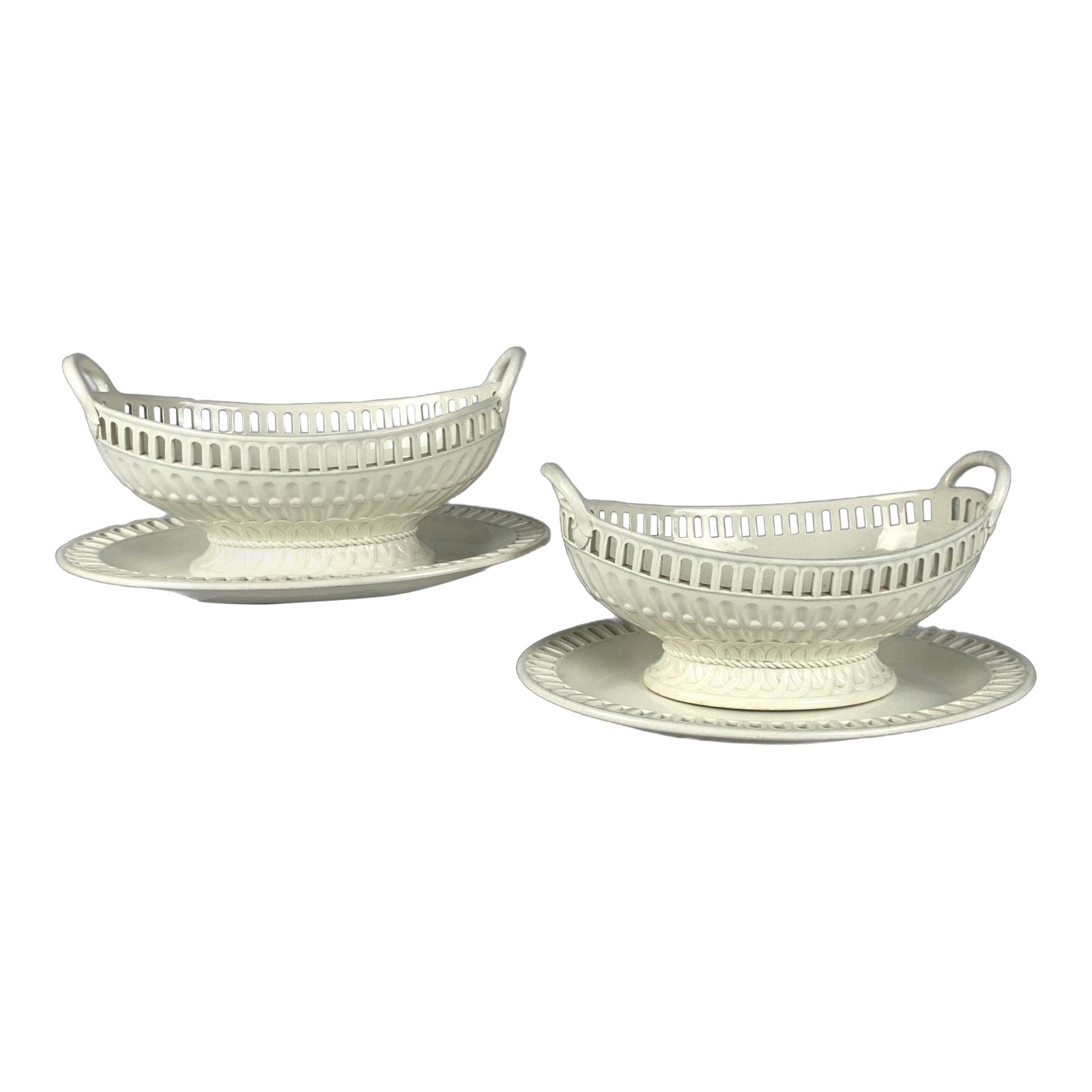 Pareja de Cestas y Soportes de Crema de Wedgwood con Calados Inglaterra Ca. 1820