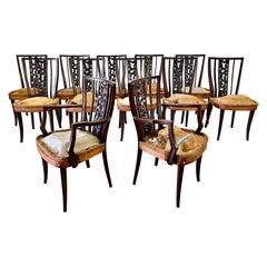 Important ensemble de douze (12) chaises de salle à manger italiennes des années 1940