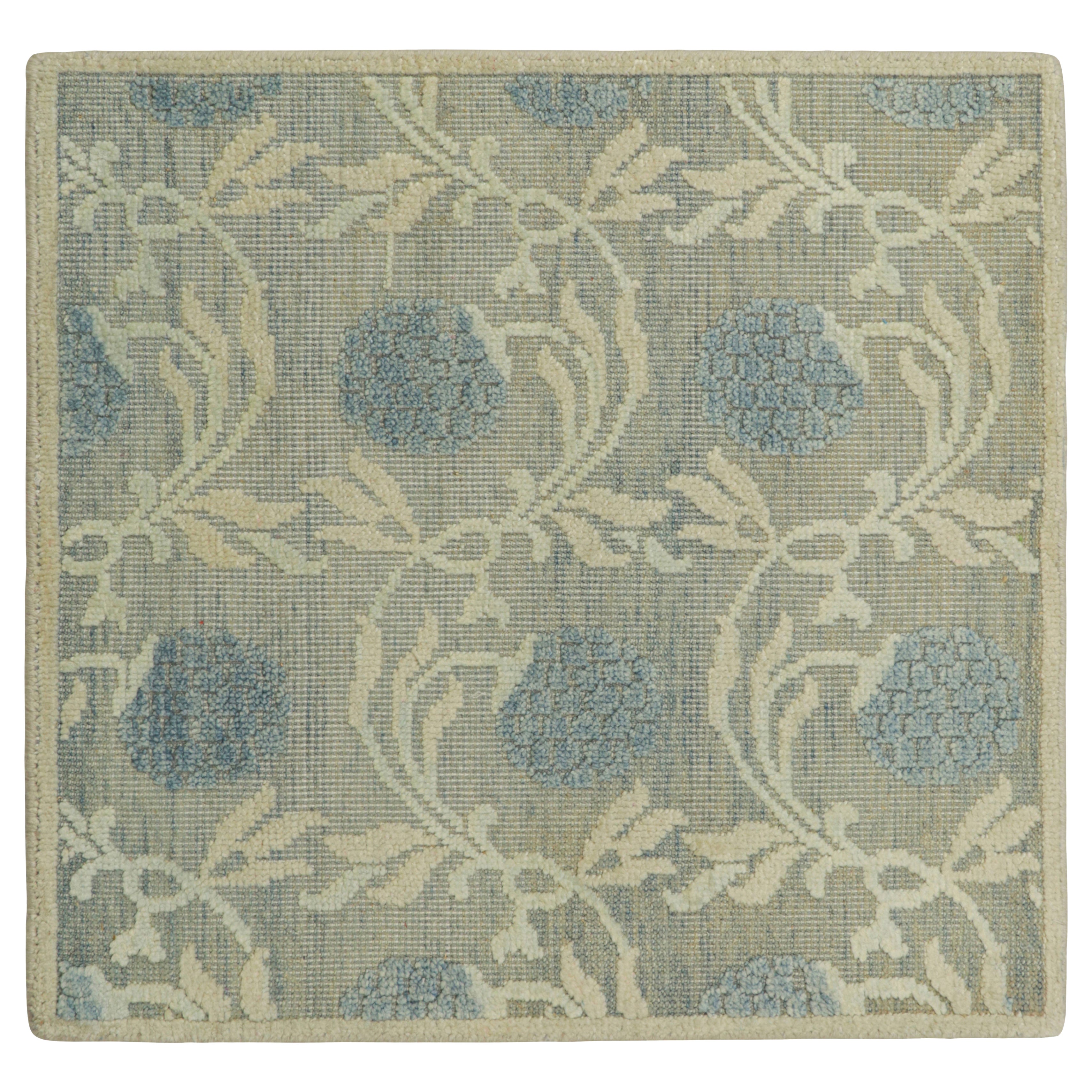 Muestra de alfombra personalizada Rug & Kilim's Block Print con motivos florales azul hielo