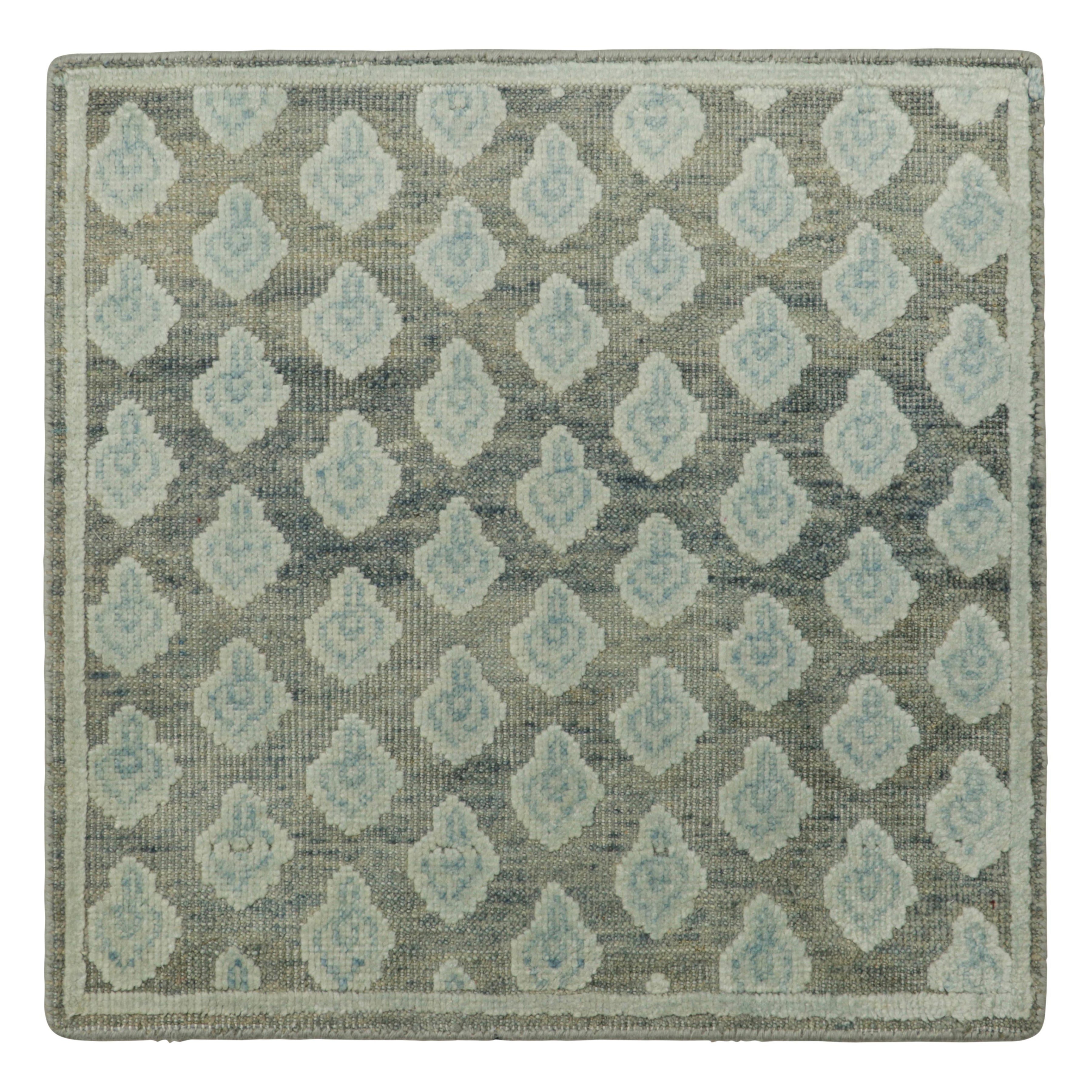 Muestra de alfombra personalizada Rug & Kilim's Block Print, gris con motivos florales azul ICe