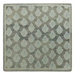 Muestra de alfombra personalizada Rug & Kilim's Block Print, gris con motivos florales azul ICe