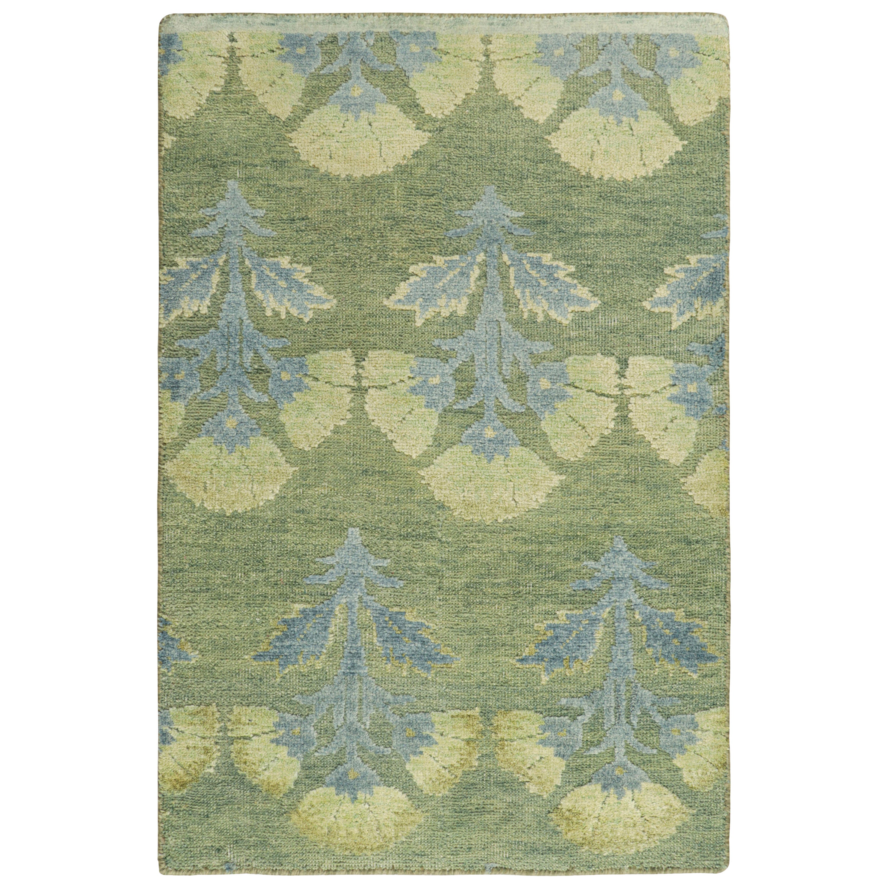 Muestra de alfombra personalizada Rug & Kilim's Block Print, verde con motivos florales azules