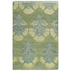 Muestra de alfombra personalizada Rug & Kilim's Block Print, verde con motivos florales azules
