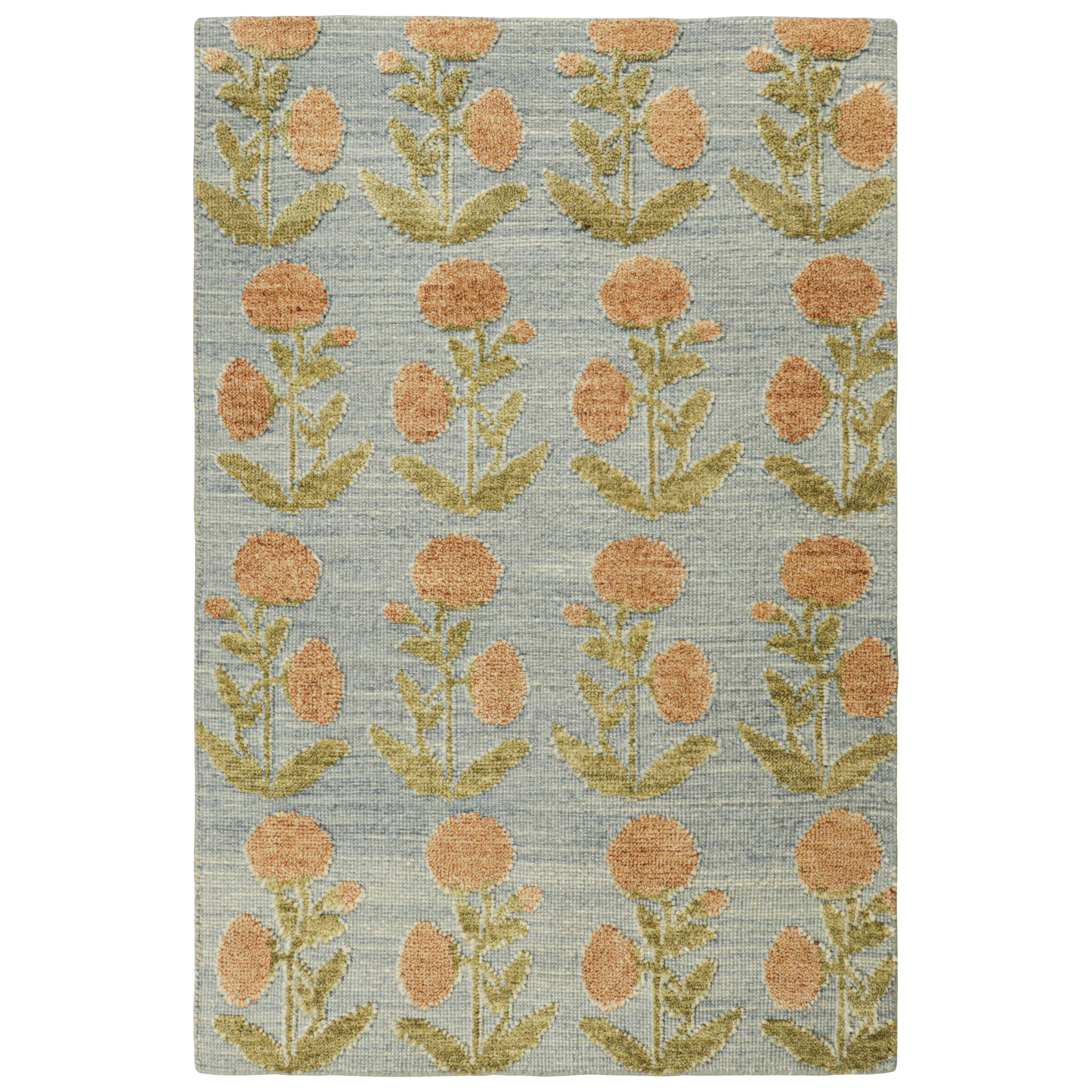 Muestra de alfombra personalizada Rug & Kilim's Block Print, azul con caprichosos motivos florales en venta