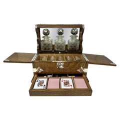 Antigua caja de juegos inglesa montada en chapa de plata de roble y cristal Tantalus Circa 1880