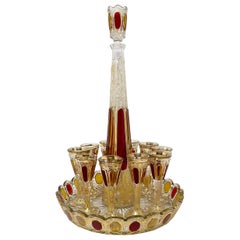 Antico decanter in vetro rubino di cristallo tagliato europeo, 10 bicchieri da cocktail e vassoio, Circa 1920