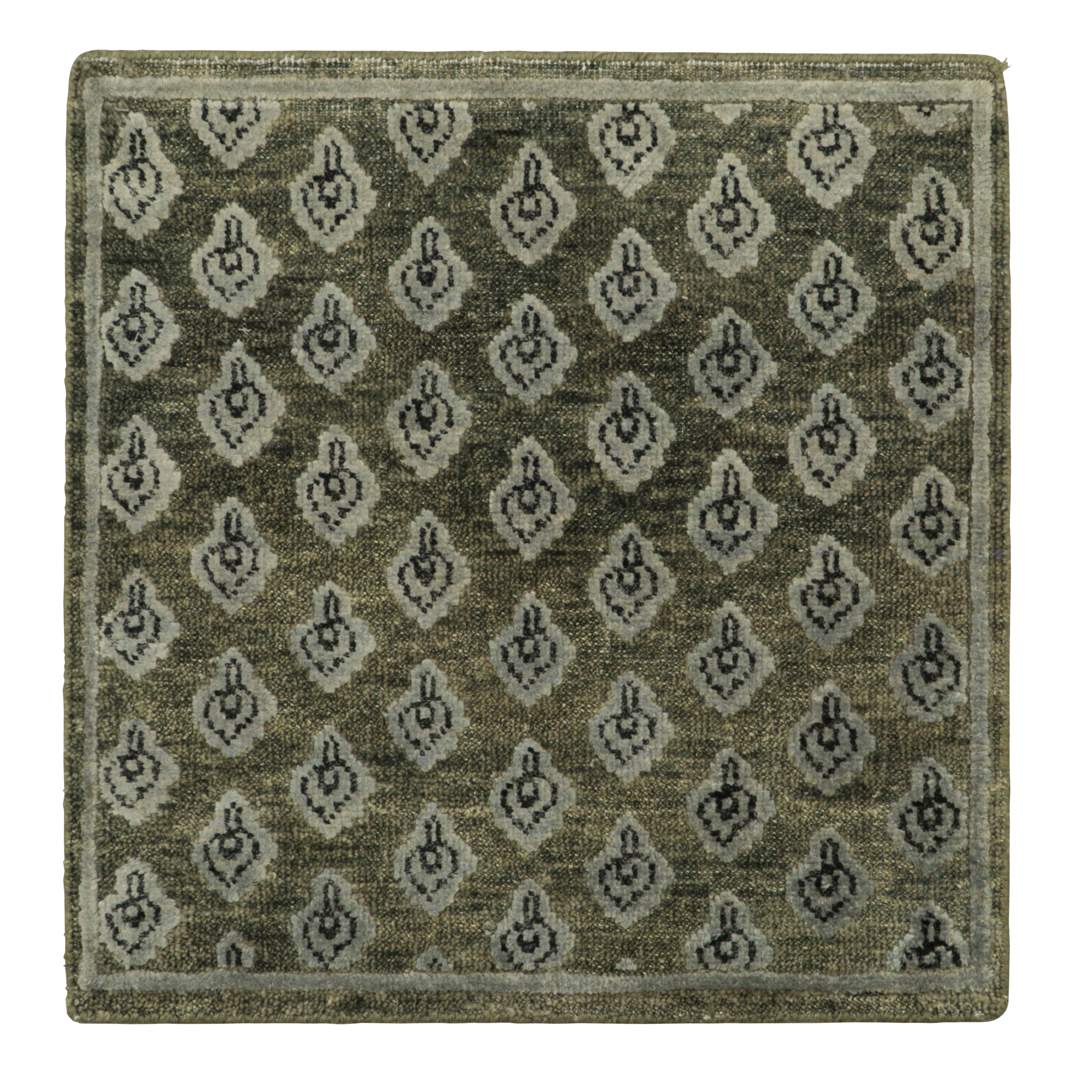 Rug & Kilim's Block Print Custom Rug Sample, Grün mit grauen Blumenmustern