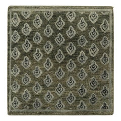 Campione di tappeto personalizzato Rug & Kilim con stampa a blocchi, verde con motivi floreali grigi