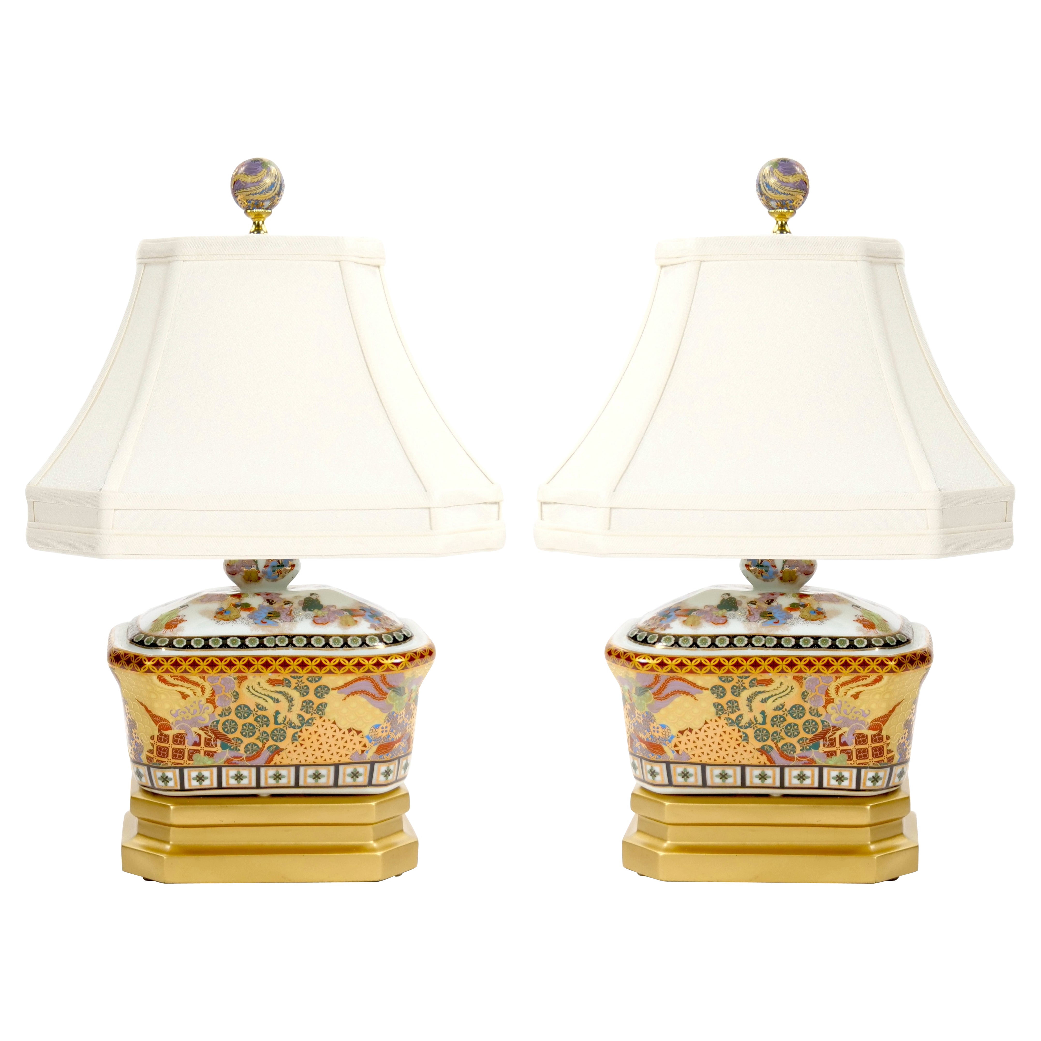 Schöne Porzellanlampe im Satsuma-Stil mit Dekorationen und eleganten vergoldeten Golddetails im Angebot